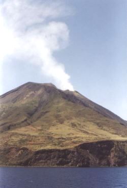 Stromboli mit Rauchfahne