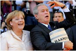 George W. Bush mit Gastgeschenk aus ostdeutschen Landen: Heringsfass