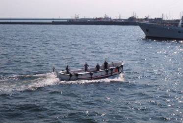 Brteboot zum Einschiffen und zur Fahrt zur Dne