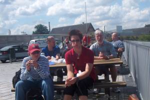 Fehmarnradtour 2006: Pause in Hoopte an der Elbe