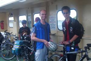 Fehmarnradtour 2006: Bei Hoopte mit der Fähre über die Elbe