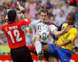 Klose setzt sich durch zum 2:0 gegen Ecuador