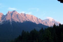 'Alpenglhen' - Waxensteine und Zugspitze