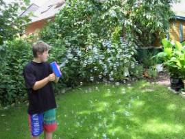 Lukas macht Seifenblasen