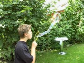 Lukas macht Seifenblasen