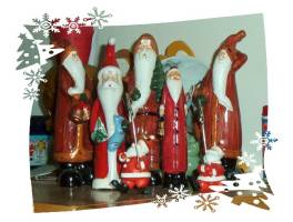 Weihnachtliche Dekoration: Viele Weihnachtsmänner